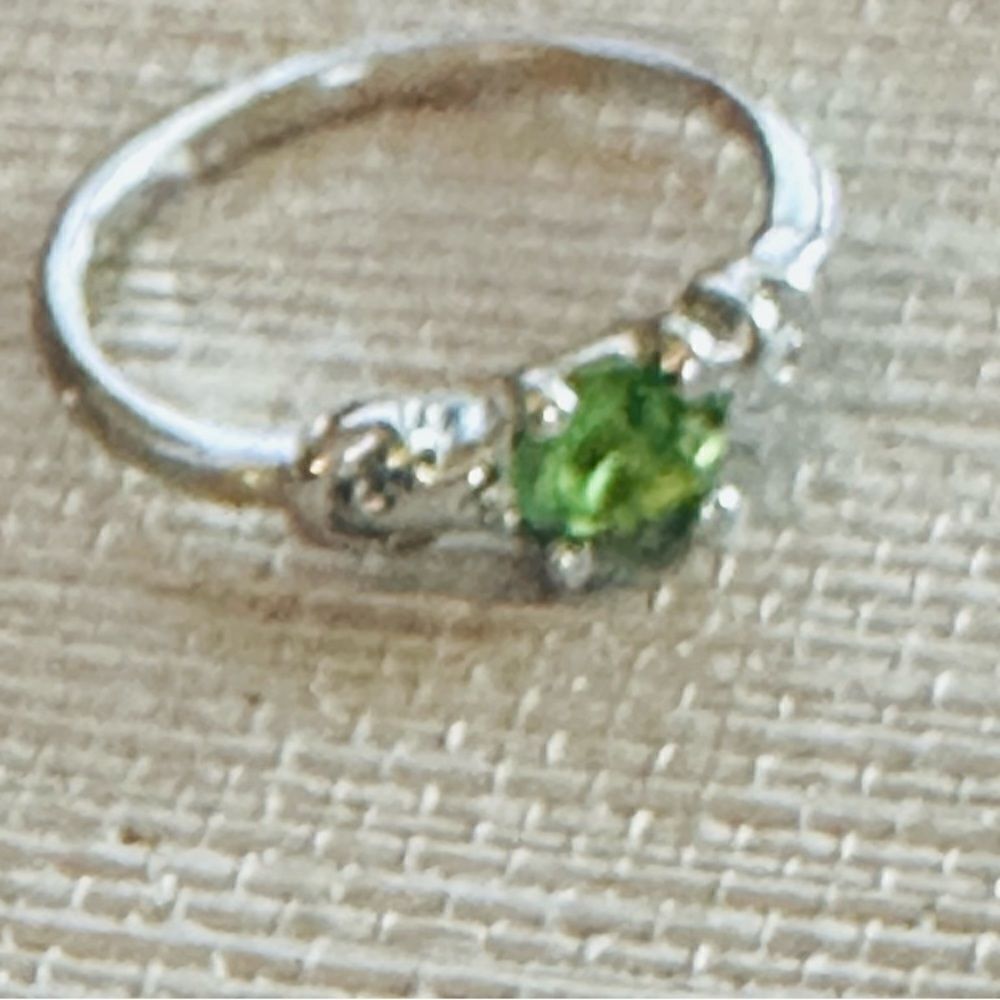Elegant Silver Ring with Green Gemstone